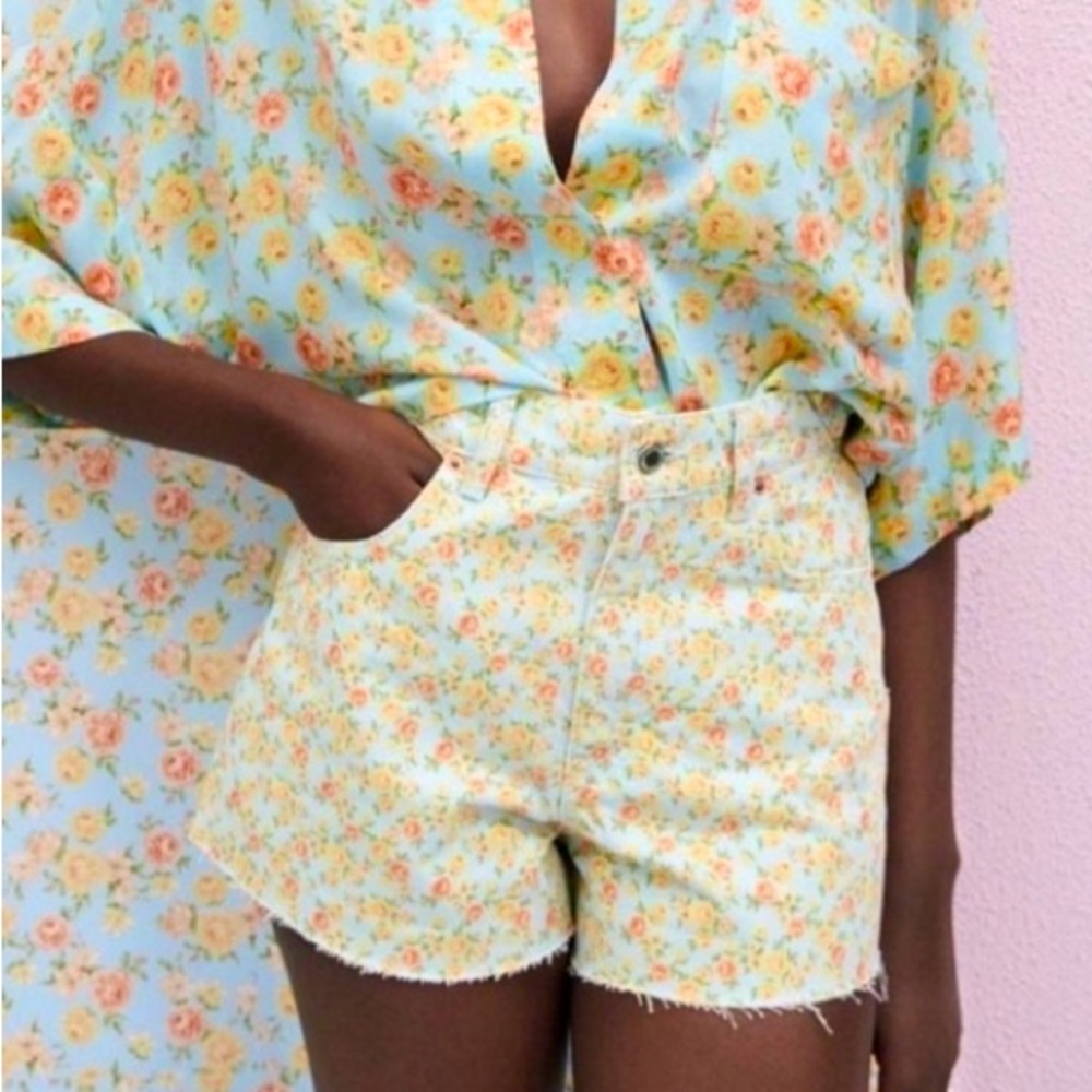 Zara | NWOT | The 90s High-Waisted Denim Floral Shorts | Size 4